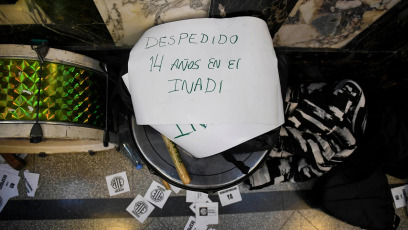 Buenos Aires, Argentina.- En la foto del 21 de mayo de 2024, los trabajadores del Instituto Nacional contra la Discriminación, la Xenofobia y el Racismo (INADI) se concentraron esta mañana en las inmediaciones del edificio. La medida fue realizada luego de que ayer por la noche 120 empleados recibieran una notificación vía mail donde se les comunicó que "no corresponde prorrogar su designación transitoria".