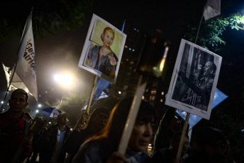 Buenos Aires, Argentina.- En las fotos tomadas el 7 de mayo del 2024, en el marco de los 105 años del natalicio de Eva Perón, las personas participaron de una marcha de antorchas que se desarrolló en el Casco Histórico de la Ciudad de Buenos Aires. Eva María Duarte, Evita, nació el 7 de mayo de 1919, hace 105 años. Segunda esposa de Juan Domingo Perón, vivió solo 33 años, y está considerada una de las mujeres más influyentes de la historia política argentina.