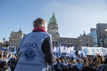 Buenos Aires, Argentina.- En las fotos, los gremios docentes con representación nacional (UDA, Sadop, AMET y CEA), todos nucleados en la CGT, y la Ctera (CTA) se movilizaron hacia el Congreso el 28 de mayo del 2024, para exigir a los legisladores que respalden la restitución del Fondo Nacional de Incentivo Docente (Fonid), entre otras demandas, en el contexto del encuentro de las comisiones de Presupuesto y Hacienda y Educación de la Cámara de Diputados, informó el Sadop.