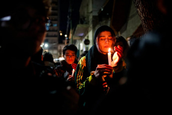 Buenos Aires, Argentina.- En las fotos, miles de activistas feministas y de la diversidad sexual se movilizaron en el barrio porteño de Barracas el 13 de marzo del 2024. Los manifestantes reclaman justicia por Paula, Roxana y Andrea, las tres mujeres lesbianas asesinadas en el marco de un crimen de odio incendiario que tiene una cuarta víctima en recuperación, con el lema “No es libertad es odio” y “Fue Lesbicidio, el Estado es Responsable” .