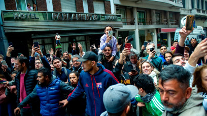 Buenos Aires, Argentina.- En la foto la expresidenta Cristina Kirchner encabezó un acto por los 50 años del asesinato del padre Carlos Mugica, en el Instituto Patria, y volvió a cuestionar el rumbo económico del gobierno de Javier Milei, al manifestar que "nunca se vivió en los 40 años de democracia una situación similar”, el 11 de mayo de 2024.