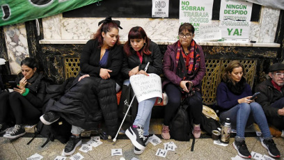 Buenos Aires, Argentina.- En la foto del 21 de mayo de 2024, los trabajadores del Instituto Nacional contra la Discriminación, la Xenofobia y el Racismo (INADI) se concentraron esta mañana en las inmediaciones del edificio. La medida fue realizada luego de que ayer por la noche 120 empleados recibieran una notificación vía mail donde se les comunicó que "no corresponde prorrogar su designación transitoria".