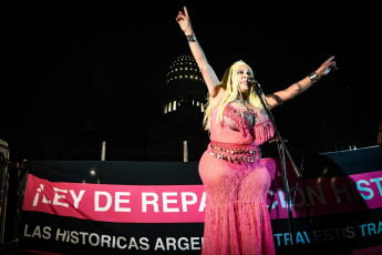 Buenos Aires, Argentina.- “Ley de Reparación Histórica Ya” es el reclamo que el colectivo travesti y trans sobreviviente que llevó a las calles de Buenos Aires este viernes 24 de mayo. Pensión reparatoria, salud integral para una vejez digna, cupo laboral travesti trans en todo el país, acceso a vivienda, cumplimiento efectivo de la Educación Sexual Integral (ESI), visibilidad de los trans masculinos, implementación del programa de Fortalecimiento Travesti Trans, apertura de los archivos policiales y antecedentes, son los reclamos más fuertes para una población con una esperanza de vida de 35 años.