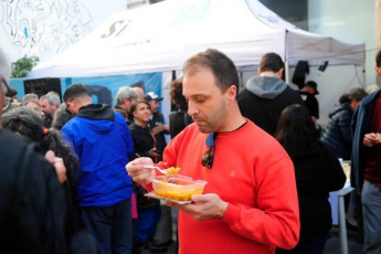 Buenos Aires, Argentina.- En las fotos, organizaciones sociales reparten el guiso típico argentino Locro, en uno de los acampes de la ciudad de Buenos Aires, en adhesión al paro general el 9 de mayo del 2024. El paro general, convocado por la mayor central sindical de Argentina, se realizó en rechazo a las políticas de ajuste y los proyectos de reforma del presidente Javier Milei.