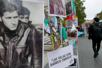 Buenos Aires, Argentina.- En las fotos tomadas el 6 de mayo del 2024, una carpa misionera delante de la catedral de Buenos Aires fue instalada por el Equipo de Sacerdotes de Villas y Barrios Populares de la Argentina, en el inicio de la denominada Semana Carlos Mugica, que constará de diversas actividades de conmemoración a la figura del primer cura villero, al cumplirse el sábado 11 de mayo 50 años de su asesinato.