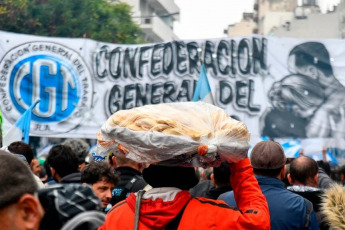 Buenos Aires, Argentina.- En las fotos tomadas el 1 de mayo del 2024, miles de personas, independientes y afiliadas a sindicatos, se manifestaron en Argentina por el Día del Trabajador y en contra de la reforma laboral que promueve el gobierno de Javier Milei.