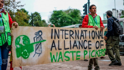 Buenos Aires, Argentina.- En la foto tomada el 1 de mayo de 2024, cartoneros y recicladores nucleados en la Federación Argentina de Cartoneros, Carreros y Recicladores, acompañados por más de 80 delegados y delegadas de 34 países de África, Asia-Pacífico, Europa, América Latina y América del Norte, participaron de la movilización realizada en Buenos Aires para conmemorar el Día del Trabajador y la Trabajadora y demandar que se les reconozca como trabajadores y se les brinden protecciones sociales y legales. La acción coincidió con el inicio del primer Congreso Electivo de la Alianza Internacional de Recicladores (AIR), que se realiza desde este miércoles hasta el 5 de mayo en el hotel NH Plaza de Mayo, informaron los organizadores a Somos Télam.