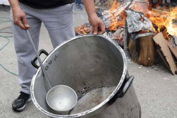 Buenos Aires, Argentina.- En las fotos, cientos de personas se manifiestan frente al depósito de Villa Martelli donde se almacenan casi tres mil toneladas de alimentos en Buenos Aires, el 28 de mayo del 2024. La justicia argentina ordenó este lunes la distribución oficial a comedores comunitarios de toneladas de alimentos acopiados en depósitos del Ministerio de Capital Humano, pero el gobierno de Javier Milei anunció que apelará la medida porque se trata de reservas “para catástrofes”.