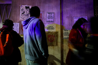 Buenos Aires, Argentina.- En las fotos, miles de activistas feministas y de la diversidad sexual se movilizaron en el barrio porteño de Barracas el 13 de marzo del 2024. Los manifestantes reclaman justicia por Paula, Roxana y Andrea, las tres mujeres lesbianas asesinadas en el marco de un crimen de odio incendiario que tiene una cuarta víctima en recuperación, con el lema “No es libertad es odio” y “Fue Lesbicidio, el Estado es Responsable” .