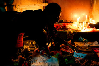 Buenos Aires, Argentina.- En las fotos, miles de activistas feministas y de la diversidad sexual se movilizaron en el barrio porteño de Barracas el 13 de marzo del 2024. Los manifestantes reclaman justicia por Paula, Roxana y Andrea, las tres mujeres lesbianas asesinadas en el marco de un crimen de odio incendiario que tiene una cuarta víctima en recuperación, con el lema “No es libertad es odio” y “Fue Lesbicidio, el Estado es Responsable” .