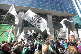 Buenos Aires, Argentina- En las fotos, la Asociación de Trabajadores del Estado (ATE), realizó una nueva jornada nacional de movilizaciones en la sede central de la empresa Techint el 16 de mayo del 2024. La ATE, exigió que el Ejecutivo encabezado por Javier Milei llame de inmediato a paritarias para recuperar “todo el poder adquisitivo perdido desde que asumió el Gobierno”.