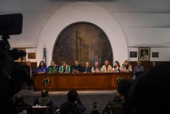 Buenos Aires, Argentina.- En las fotos tomadas el 2 de mayo del 2024, miembros de la Confederación General del Trabajo (CGT) brindan una conferencia de prensa en Buenos Aires, Argentina. La CGT ratificó la convocatoria al paro del próximo 9 de mayo mientras que adelantó que quieren “hablar con todos los bloques del Senado” para evitar la sanción de la Ley Bases impulsada por el Gobierno nacional.