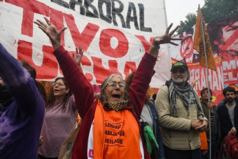 Buenos Aires, Argentina.- En las fotos tomadas el 1 de mayo del 2024, miles de personas, independientes y afiliadas a sindicatos, se manifestaron en Argentina por el Día del Trabajador y en contra de la reforma laboral que promueve el gobierno de Javier Milei.