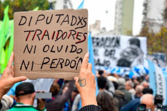 Buenos Aires, Argentina.- In the photos taken on May 1, 2024, thousands of people, independent and affiliated with unions, demonstrated in Argentina for Worker's Day and against the labor reform promoted by the government of Javier Milei .