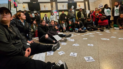 Buenos Aires, Argentina.- Los trabajadores del Instituto Nacional contra la Discriminación, la Xenofobia y el Racismo (INADI) en la puerta de la sede el 25 de mayo de 2024, donde denunciaron 120 nuevos despidos en el área y apuntaron contra el gobierno de Javier Milei por el "desguace del Estado" y sus instituciones.  "Hay empleados con 17 y 20 años de antigüedad. En mi caso, como en el de muchos, me renuevan el contrato cada tres meses; se me vence el mes que viene y no sé qué va a pasar. Esto es una masacre, una ruleta rusa. Se manejan con mucha crueldad", aseveró Mariana, una de las profesionales que pertenece al personal de capacitación.