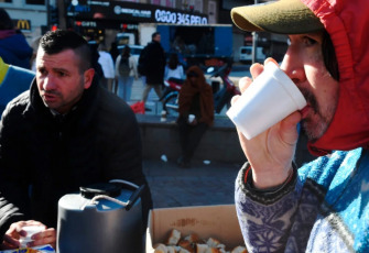 Buenos Aires, Argentina.- En las fotos, personas en situación de calle son atendidas por autoridades sanitarias de Buenos Aires el 31 de mayo del 2024. Un hombre de 41 años que dormía a la intemperie murió el pasado 26 de mayo, en lo que se considera el primer fallecimiento de una persona en situación de calle por causas no violentas de esta temporada de frío en la Ciudad de Buenos Aires, según informaron desde la organización Proyecto 7.