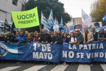 Buenos Aires, Argentina.- En las fotos tomadas el 1 de mayo del 2024, miles de personas, independientes y afiliadas a sindicatos, se manifestaron en Argentina por el Día del Trabajador y en contra de la reforma laboral que promueve el gobierno de Javier Milei.