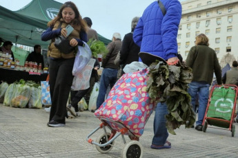 Buenos Aires, Argentina.- In the photos, people participate in a new 'fair' at popular prices in front of the national Congress on May 22, 2024. With the slogan "Less free market, more family, peasant and indigenous agriculture", Organized by the agricultural branch of the Union of Workers of the Popular Economy (UTEP), people seek to make visible the crisis faced by small producers and promote policies that favor family and sustainable agriculture.