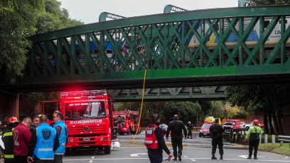 Buenos Aires, Argentina.- En la foto, trabajos en la zona. Una formación de trenes de línea San Martín chocó este viernes con una locomotora y un coche furgón vacío sobre el viaducto Palermo a la altura de la avenida Alcorta. En el lugar trabajaron bomberos y personal del SAME quienes evacuaron la formación: en total se registraron 97 heridos, de los que 55 debieron ser trasladados por su gravedad.