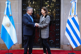 Buenos Aires, Argentina.- En la foto, el canciller uruguayo, Omar Paganini (izquierda), llegó a Buenos Aires y mantuvo una reunión con su homóloga argentina, Diana Mondino (derecha), el 24 de mayo del 2024. Si bien, el encuentro tendría "agenda abierta", los equipos de ambas cancillerías trabajaban desde días atrás en acercar diversos temas de la relación bilateral. Según un comunicado, entre los temas de conversación estuvieron los asuntos diarios de frontera, el comercio bilateral y el desarrollo de la hidrovía del río Uruguay.