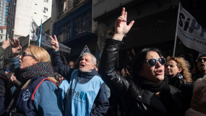 Buenos Aires, Argentina.- Un abrazo solidario a Radio Nacional reunió a cientos de personas que mostraron su apoyo en defensa de los medios públicos desde distintos sectores sindicales, sociales, educativos, de Derechos Humanos, políticos y culturales el 24 de mayo de 2024. El gobierno de Javier Milei suspendió el martes pasado la emisión de contenidos en todas las páginas web y las redes sociales de las empresas estatales de comunicación. La medida despertó el rechazo de sindicatos y organismos de derechos humanos.