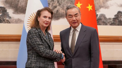 Beijing, China.- En la foto tomada el 30 de abril de 2024, Diana Mondino en China con el canciller Wang Yi. La canciller de Argentina, Diana Mondino, finalizó su gira por China con una agenda diplomática centrada en afianzar la relación comercial con el régimen asiático y promover inversiones para el país. El eje principal de la visita oficial fue la renovación del swap de monedas, cuyo próximo vencimiento equivale a 4.900 millones de dólares y resultan claves para fortalecer las reservas del Banco Central (BCRA).