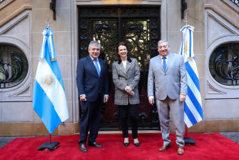 Buenos Aires, Argentina.- In the photo, the Uruguayan Foreign Minister, Omar Paganini (left), arrived in Buenos Aires and held a meeting with his Argentine counterpart, Diana Mondino (center), on May 24, 2024. Although, the meeting would have an "open agenda" , the teams from both foreign ministries had been working for days to bring together various issues of the bilateral relationship. According to a statement, among the topics of conversation were daily border issues, bilateral trade and the development of the Uruguay River waterway.