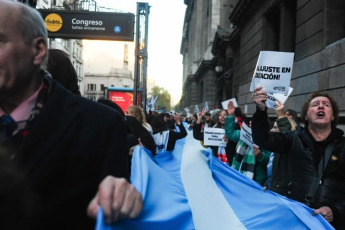 Buenos Aires, Argentina.- In the photos, the teaching unions with national representation (UDA, Sadop, AMET and CEA), all grouped in the CGT, and the Ctera (CTA) mobilized towards Congress on May 28, 2024, to demand that legislators support the restitution of the National Teacher Incentive Fund (Fonid), among other demands, in the context of the meeting of the Budget and Finance and Education commissions of the Chamber of Deputies, Sadop reported.