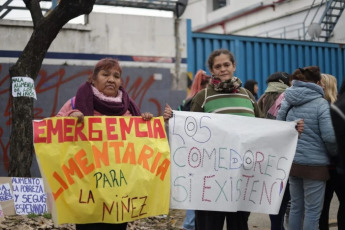 Buenos Aires, Argentina.- En las fotos, cientos de personas se manifiestan frente al depósito de Villa Martelli donde se almacenan casi tres mil toneladas de alimentos en Buenos Aires, el 28 de mayo del 2024. La justicia argentina ordenó este lunes la distribución oficial a comedores comunitarios de toneladas de alimentos acopiados en depósitos del Ministerio de Capital Humano, pero el gobierno de Javier Milei anunció que apelará la medida porque se trata de reservas “para catástrofes”.