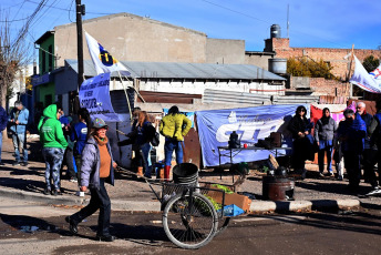 Buenos Aires, Argentina.- In the photos, it shows the streets of Buenos Aires during the 24-hour National Strike that began this Thursday, May 9, 2024. Promoted by the General Confederation of Labor (CGT), the main labor union in Argentina , the strike caused the suspension of the country's main economic activities such as passenger and cargo transportation services, and banking activities.