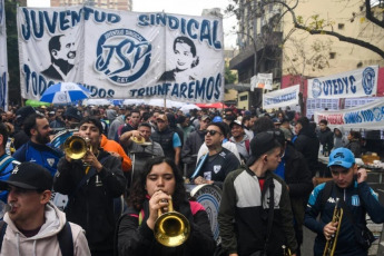 Buenos Aires, Argentina.- En las fotos tomadas el 1 de mayo del 2024, miles de personas, independientes y afiliadas a sindicatos, se manifestaron en Argentina por el Día del Trabajador y en contra de la reforma laboral que promueve el gobierno de Javier Milei.