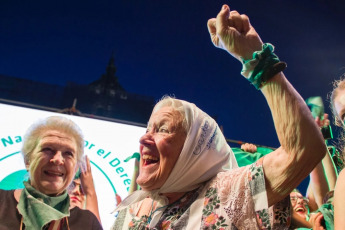 (Archivo) Buenos Aires, Argentina.- La histórica referente de Madres de Plaza de Mayo Línea Fundadora, Nora Cortiñas (foto), murió en la tarde de este jueves (30) tras permanecer varios días en terapia intensiva luego de ser operada por una hernia en el Hospital de Morón, según informaron fuentes familiares. Nora Morales de Cortiñas, más conocida como “Norita”, había cumplido 94 años el pasado 22 de marzo y 47 años de lucha junto a las Madres desde aquella primera ronda el 30 de abril de 1977.