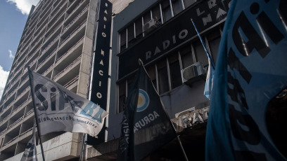 Buenos Aires, Argentina.- Un abrazo solidario a Radio Nacional reunió a cientos de personas que mostraron su apoyo en defensa de los medios públicos desde distintos sectores sindicales, sociales, educativos, de Derechos Humanos, políticos y culturales el 24 de mayo de 2024. El gobierno de Javier Milei suspendió el martes pasado la emisión de contenidos en todas las páginas web y las redes sociales de las empresas estatales de comunicación. La medida despertó el rechazo de sindicatos y organismos de derechos humanos.