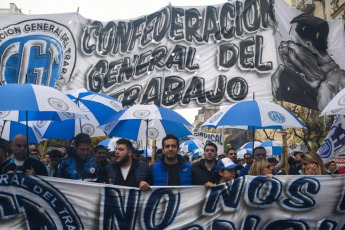 Buenos Aires, Argentina.- En las fotos tomadas el 1 de mayo del 2024, miles de personas, independientes y afiliadas a sindicatos, se manifestaron en Argentina por el Día del Trabajador y en contra de la reforma laboral que promueve el gobierno de Javier Milei.