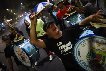 Buenos Aires, Argentina.- En las fotos tomadas el 7 de mayo del 2024, en el marco de los 105 años del natalicio de Eva Perón, las personas participaron de una marcha de antorchas que se desarrolló en el Casco Histórico de la Ciudad de Buenos Aires. Eva María Duarte, Evita, nació el 7 de mayo de 1919, hace 105 años. Segunda esposa de Juan Domingo Perón, vivió solo 33 años, y está considerada una de las mujeres más influyentes de la historia política argentina.