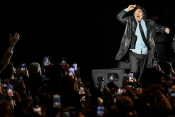 Buenos Aires, Argentina.- In the photos, President Javier Milei presented his book “Capitalism, socialism and the neoclassical trap” at the Luna Park stadium on May 22, 2024. With a staging that included a musical show, Milei He presented his book in the style of a rock star.