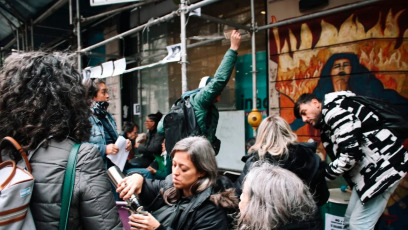 Buenos Aires, Argentina.- Los trabajadores del Instituto Nacional contra la Discriminación, la Xenofobia y el Racismo (INADI) en la puerta de la sede el 25 de mayo de 2024, donde denunciaron 120 nuevos despidos en el área y apuntaron contra el gobierno de Javier Milei por el "desguace del Estado" y sus instituciones.  "Hay empleados con 17 y 20 años de antigüedad. En mi caso, como en el de muchos, me renuevan el contrato cada tres meses; se me vence el mes que viene y no sé qué va a pasar. Esto es una masacre, una ruleta rusa. Se manejan con mucha crueldad", aseveró Mariana, una de las profesionales que pertenece al personal de capacitación.