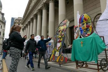 Buenos Aires, Argentina.- En las fotos tomadas el 6 de mayo del 2024, una carpa misionera delante de la catedral de Buenos Aires fue instalada por el Equipo de Sacerdotes de Villas y Barrios Populares de la Argentina, en el inicio de la denominada Semana Carlos Mugica, que constará de diversas actividades de conmemoración a la figura del primer cura villero, al cumplirse el sábado 11 de mayo 50 años de su asesinato.