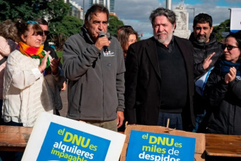 Buenos Aires, Argentina.- En las fotos, organizaciones de sectores políticos y sociales participaron de una jornada de firmas contra el todavía vigente DNU 70/23 el 14 de mayo del 2024. Asimismo, la campaña se realizó para "concientizar a la ciudadanía sobre los perjuicios de la vigencia del DNU en la vida cotidiana".