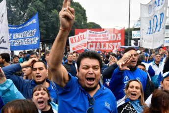 Buenos Aires, Argentina.- En las fotos tomadas el 1 de mayo del 2024, miles de personas, independientes y afiliadas a sindicatos, se manifestaron en Argentina por el Día del Trabajador y en contra de la reforma laboral que promueve el gobierno de Javier Milei.