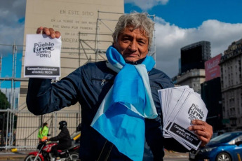 Buenos Aires, Argentina.- En las fotos, organizaciones de sectores políticos y sociales participaron de una jornada de firmas contra el todavía vigente DNU 70/23 el 14 de mayo del 2024. Asimismo, la campaña se realizó para "concientizar a la ciudadanía sobre los perjuicios de la vigencia del DNU en la vida cotidiana".