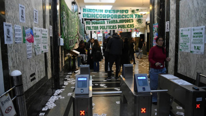 Buenos Aires, Argentina.- En la foto del 21 de mayo de 2024, los trabajadores del Instituto Nacional contra la Discriminación, la Xenofobia y el Racismo (INADI) se concentraron esta mañana en las inmediaciones del edificio. La medida fue realizada luego de que ayer por la noche 120 empleados recibieran una notificación vía mail donde se les comunicó que "no corresponde prorrogar su designación transitoria".