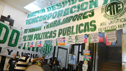 Buenos Aires, Argentina.- En la foto del 21 de mayo de 2024, los trabajadores del Instituto Nacional contra la Discriminación, la Xenofobia y el Racismo (INADI) se concentraron esta mañana en las inmediaciones del edificio. La medida fue realizada luego de que ayer por la noche 120 empleados recibieran una notificación vía mail donde se les comunicó que "no corresponde prorrogar su designación transitoria".