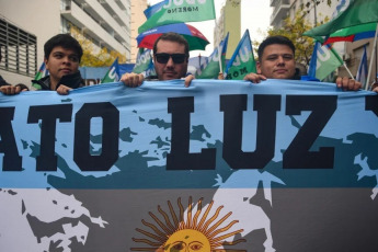 Buenos Aires, Argentina.- En las fotos tomadas el 1 de mayo del 2024, miles de personas, independientes y afiliadas a sindicatos, se manifestaron en Argentina por el Día del Trabajador y en contra de la reforma laboral que promueve el gobierno de Javier Milei.