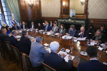 Buenos Aires, Argentina.- En la foto, el canciller uruguayo, Omar Paganini, llegó a Buenos Aires y mantuvo una reunión con su homóloga argentina, Diana Mondino, el 24 de mayo del 2024. Si bien, el encuentro tendría "agenda abierta", los equipos de ambas cancillerías trabajaban desde días atrás en acercar diversos temas de la relación bilateral. Según un comunicado, entre los temas de conversación estuvieron los asuntos diarios de frontera, el comercio bilateral y el desarrollo de la hidrovía del río Uruguay.