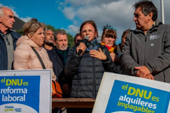 Buenos Aires, Argentina.- In the photos, organizations from political and social sectors participated in a day of signatures against the still valid DNU 70/23 on May 14, 2024. Likewise, the campaign was carried out to "raise citizens' awareness about the harms of the validity of the DNU in daily life".