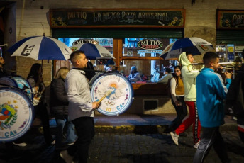 Buenos Aires, Argentina.- En las fotos tomadas el 7 de mayo del 2024, en el marco de los 105 años del natalicio de Eva Perón, las personas participaron de una marcha de antorchas que se desarrolló en el Casco Histórico de la Ciudad de Buenos Aires. Eva María Duarte, Evita, nació el 7 de mayo de 1919, hace 105 años. Segunda esposa de Juan Domingo Perón, vivió solo 33 años, y está considerada una de las mujeres más influyentes de la historia política argentina.