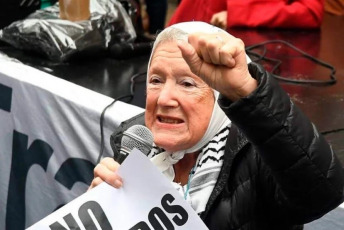 (Archivo) Buenos Aires, Argentina.- La histórica referente de Madres de Plaza de Mayo Línea Fundadora, Nora Cortiñas (foto), murió en la tarde de este jueves (30) tras permanecer varios días en terapia intensiva luego de ser operada por una hernia en el Hospital de Morón, según informaron fuentes familiares. Nora Morales de Cortiñas, más conocida como “Norita”, había cumplido 94 años el pasado 22 de marzo y 47 años de lucha junto a las Madres desde aquella primera ronda el 30 de abril de 1977.