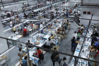 Catamarca, Argentina.- En las fotos, trabajadores textiles de Catamarca despedidos, tomaron la planta de la fábrica Industrias Textilcom, reclamando su inmediata reincorporación a sus puestos de trabajo el 27 de mayo del 2024. La empresa Textilcom, ha debido cerrar sus dos plantas ubicadas en las provincias de La Rioja y Catamarca, con la consecuente desvinculación de 267 trabajadores. La secretaria de Trabajo de la provincia de Catamarca, Myriam Espinosa, confirmó los despidos de Textilcom y otra empresa textil, Alpacladd, atribuyendo la situación a una fuerte caída en las ventas.