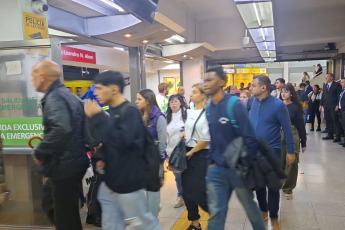 Buenos Aires, Argentina.- En las fotos tomadas el 8 de mayo del 2024, los más de 40 gremios nucleados en la Confederación Argentina de Trabajadores del Transporte (CATT), que lidera el dirigente ferroviario Sergio Sasia, realizaron este lunes asambleas en los lugares de empleo de cada actividad en rechazo del proyecto de Ley Bases aprobado por Diputados, que debe analizar la Cámara alta, y la restitución de Ganancias, y ratificaron su total adhesión a la huelga nacional convocada para este jueves por el consejo directivo de la CGT.